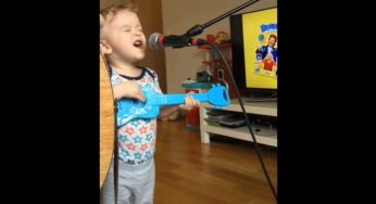 „Kudrnatý chlapeček se postavil před mikrofonem a začal zpívat“: Toto video má více než šestnáct milionů zhlédnutí