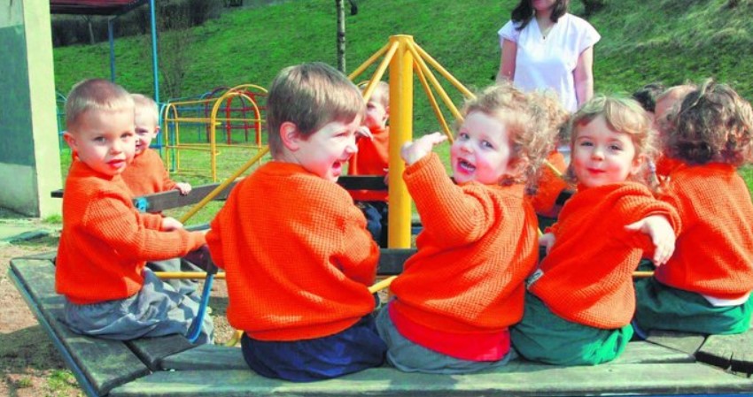 „České školy jsou od rána zavřené, a co ty nejmenší děti v mateřských školách“: Mnozí rodiče rozhodnutí vlády kritizují a požadují, aby byly uzavřené i mateřské školy