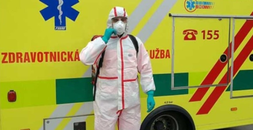 „Stát už spustil provoz chytré karantény“: Díky novince by se mělo uvolňovat plošné omezení pohybu všech obyvatel a k vyhledání a izolaci využijí mobilní telefon a bankovní karty