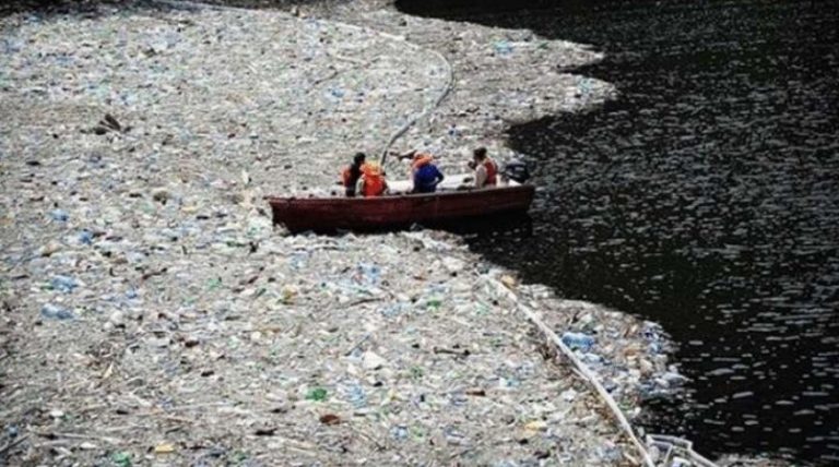 Острова мусора в океане фото со спутника