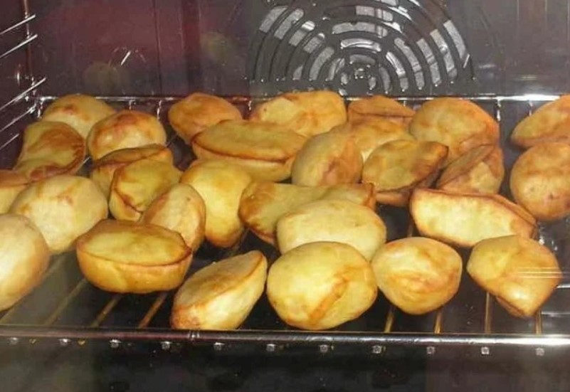 Запекать картошку в духовке при температуре сколько. Картошка в духовке. Картошка на решетке в духовке. Печёная картошка в духовке. Картошка в электропечи.