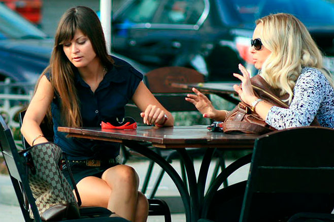 Подружки за столиком в кафе. Женщина в кафе.