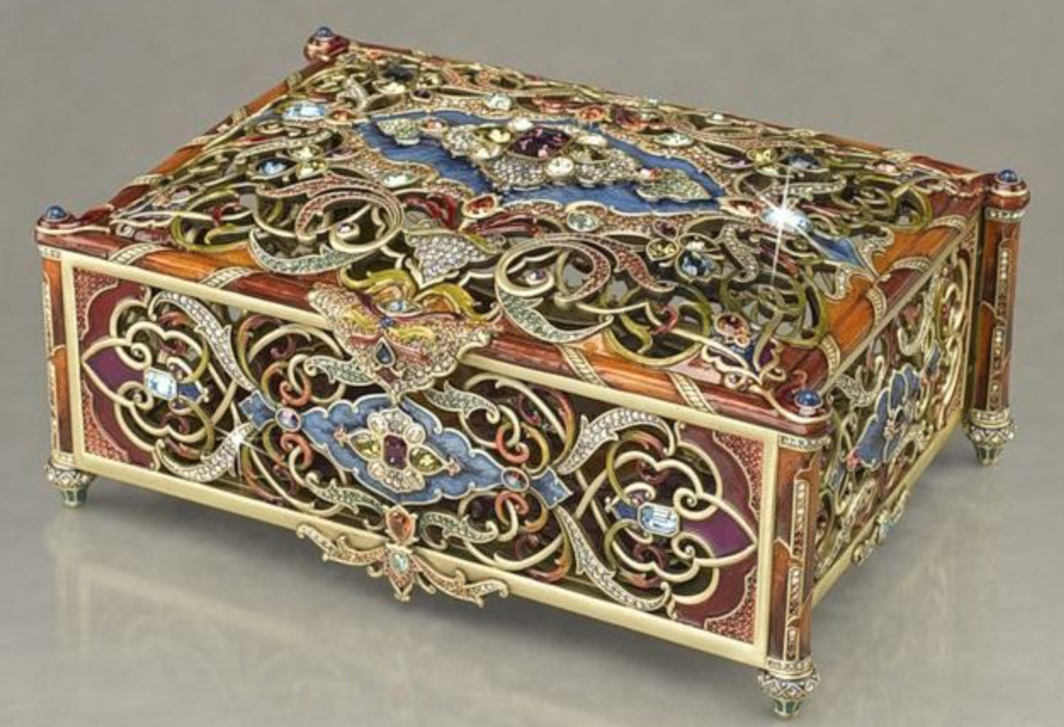 На выставке был представлен костный ларец. Antique Box антикварная шкатулка. Антиквариатные шкатулка ларец. Дорогие шкатулки. Сундук с драгоценными камнями.