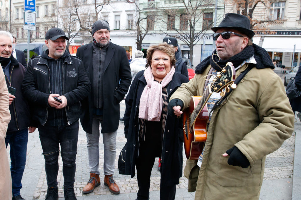 Jiřina Bohdalová dala bezdomovcovi 5 tisíc korun: Proč to ...