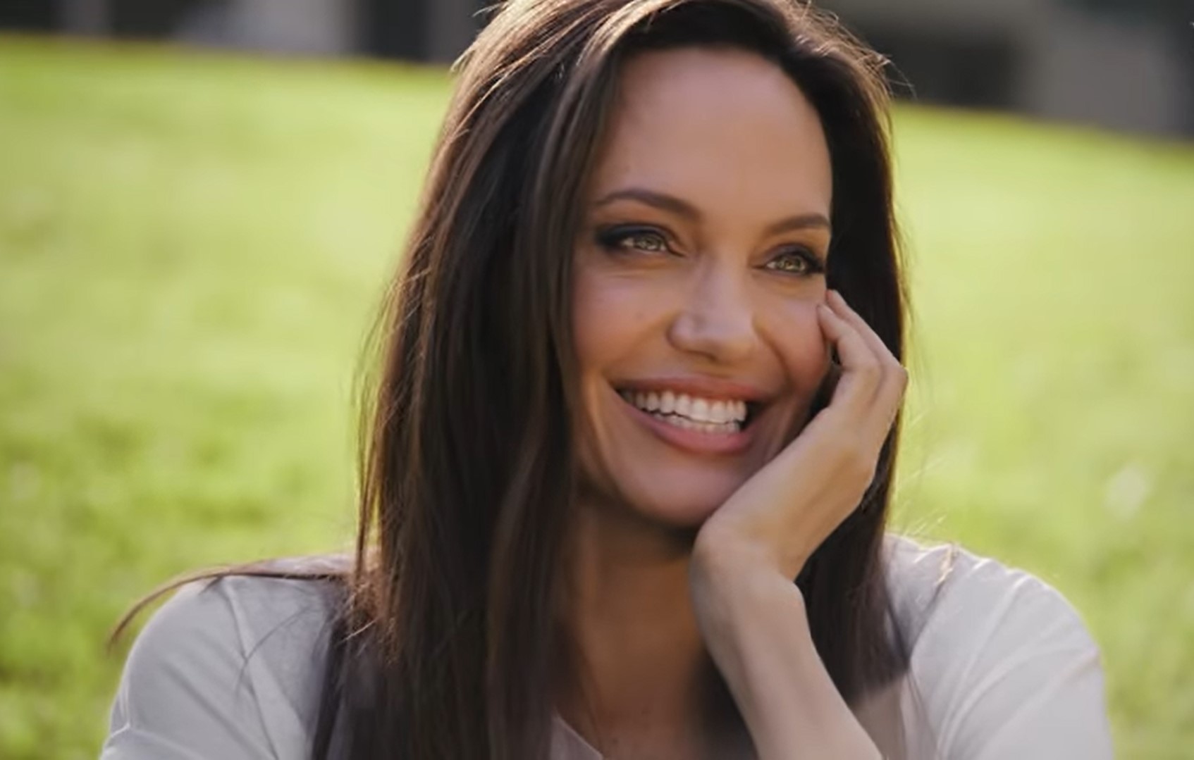 Джоли расстались. Angelina Jolie smile. Джоли улыбается. Анджелина Джоли лето. Анджелина Джоли счастливое лицо.