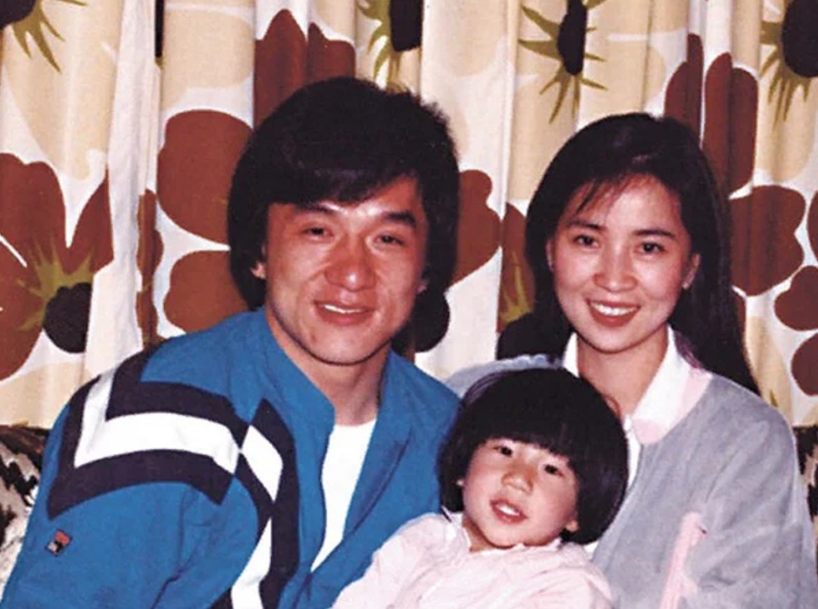 Жена Джеки Чана Линь Фэнцзяо. Семья Джеки Чана. Джеки Чан с семьей 2022. Джеки Чан с женой 2022.