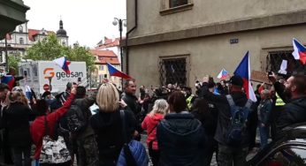 Před Sněmovnou se znovu demonstruje: účastníkům akce se nelíbí návrh ministra zdravotnictví Vojtěcha ohledně prokazování bezinfekčnosti