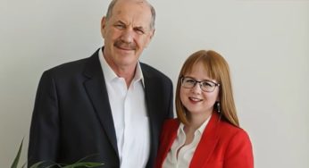 Jak žije dívka, která se ve 22 letech provdala za 61letého vojáka ve výslužbě. Děti a vnoučata muže ji dosud nepřijaly