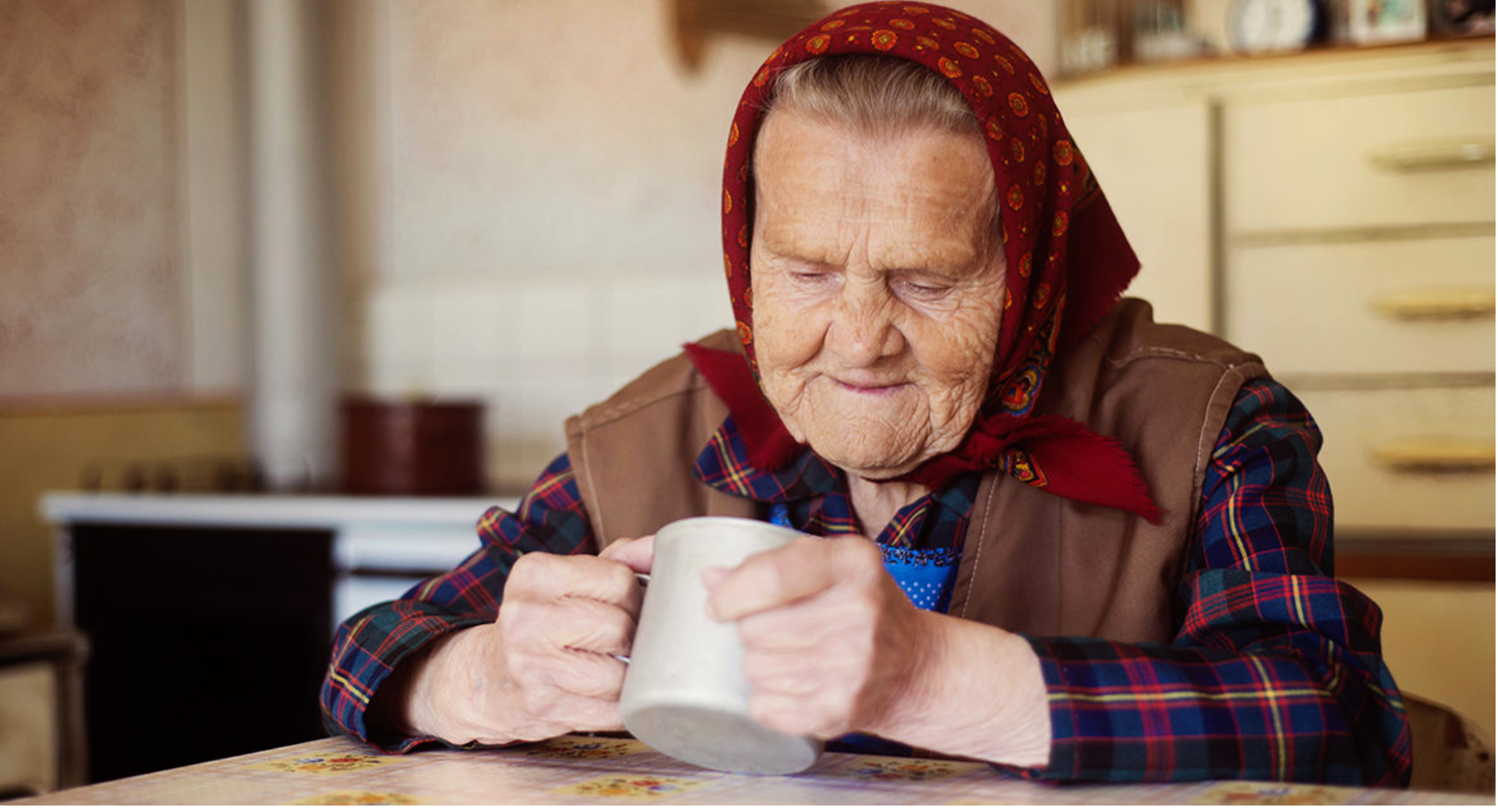 Бабушка можно у тебя пожить 118. Пенсионерки. Пенсионерка. Бабушка в платочке. Бабушка охает.