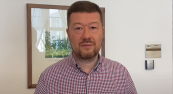 „Nechceme, abyste mohli totalitně ovládnout Českou televizi“: Okamura zkritizoval vládu a ve Sněmovně mluvil tři hodiny
