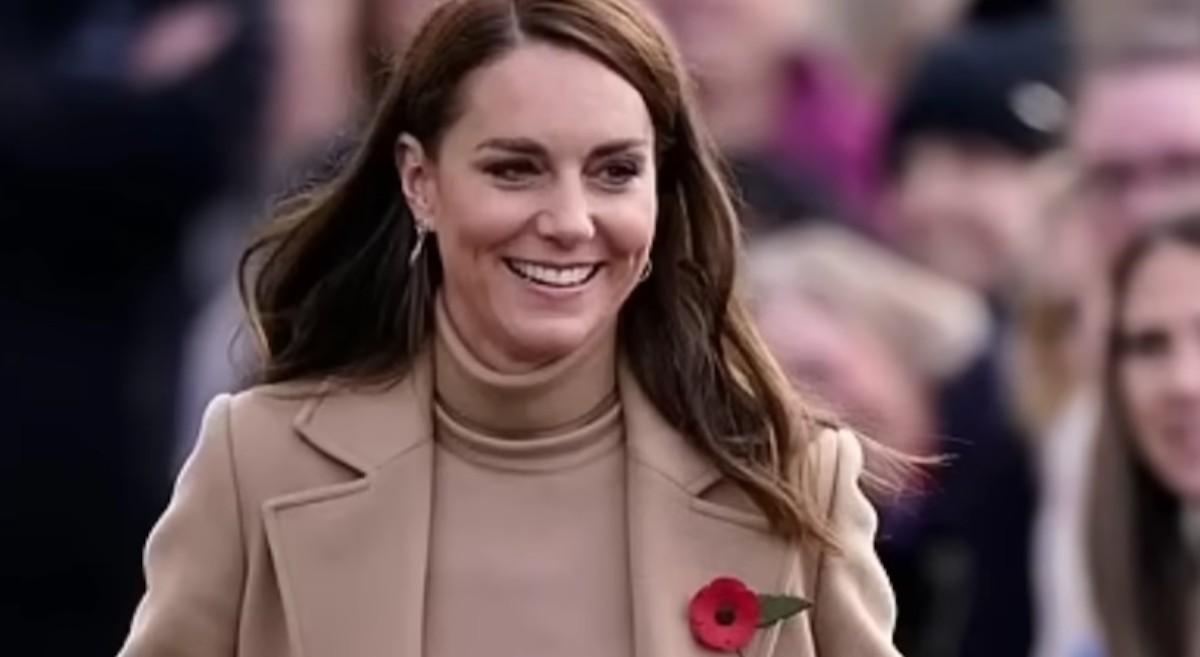 Proč princezna Diana přitiskala kabelku k sobě a Kate Middleton drží ji oběma rukama