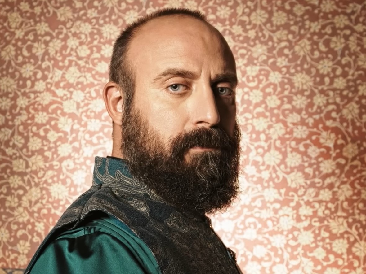 Za poslední rok zestárl k nepoznání: 52letý Halit Ergenç z Velkolepého století se objevil na veřejnosti se svou mladou manželkou