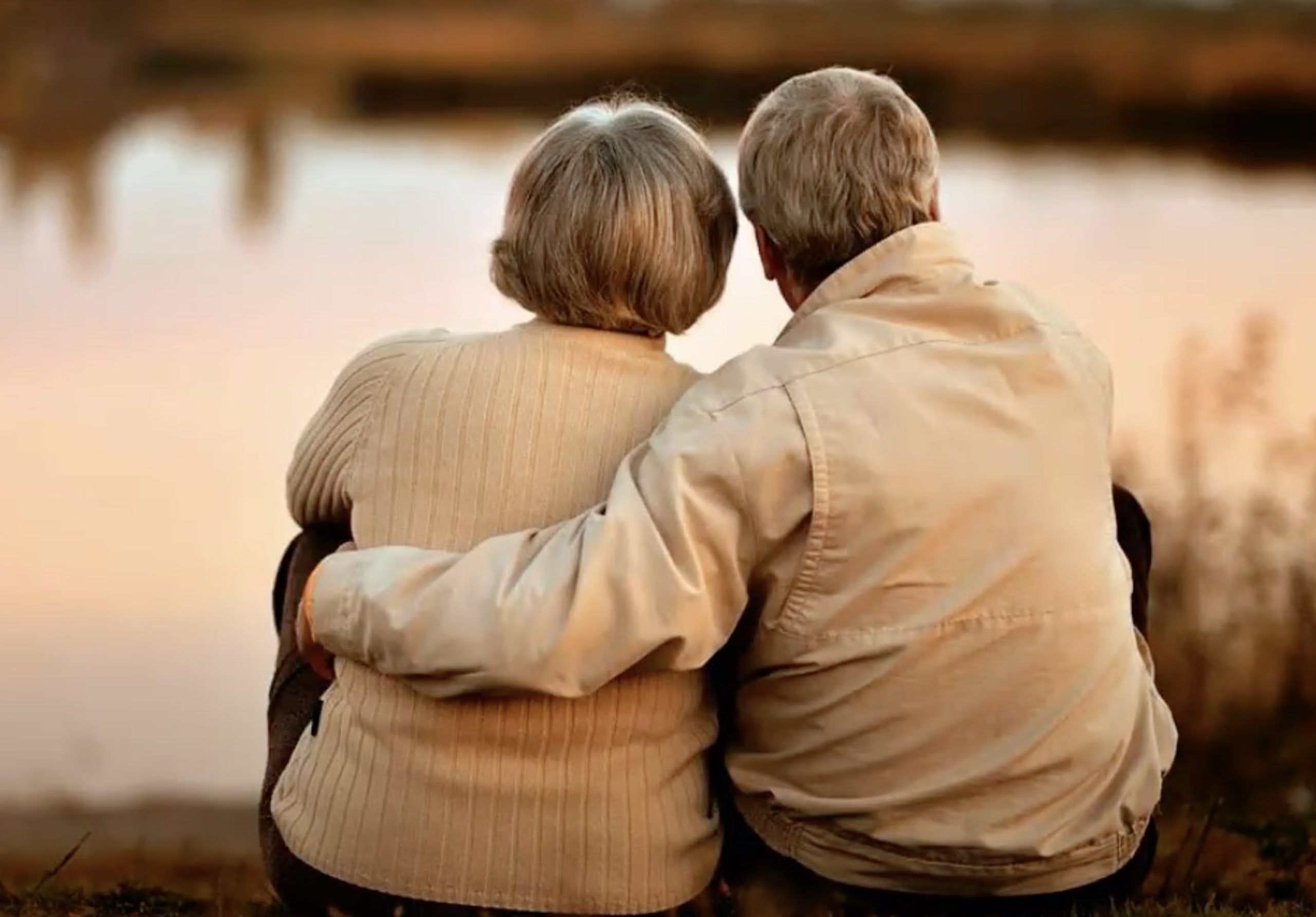 Слушать помогает жить. Обнимашки людей. Любовь в старости. Пожилые влюбленные пары. Счастливая любовь.