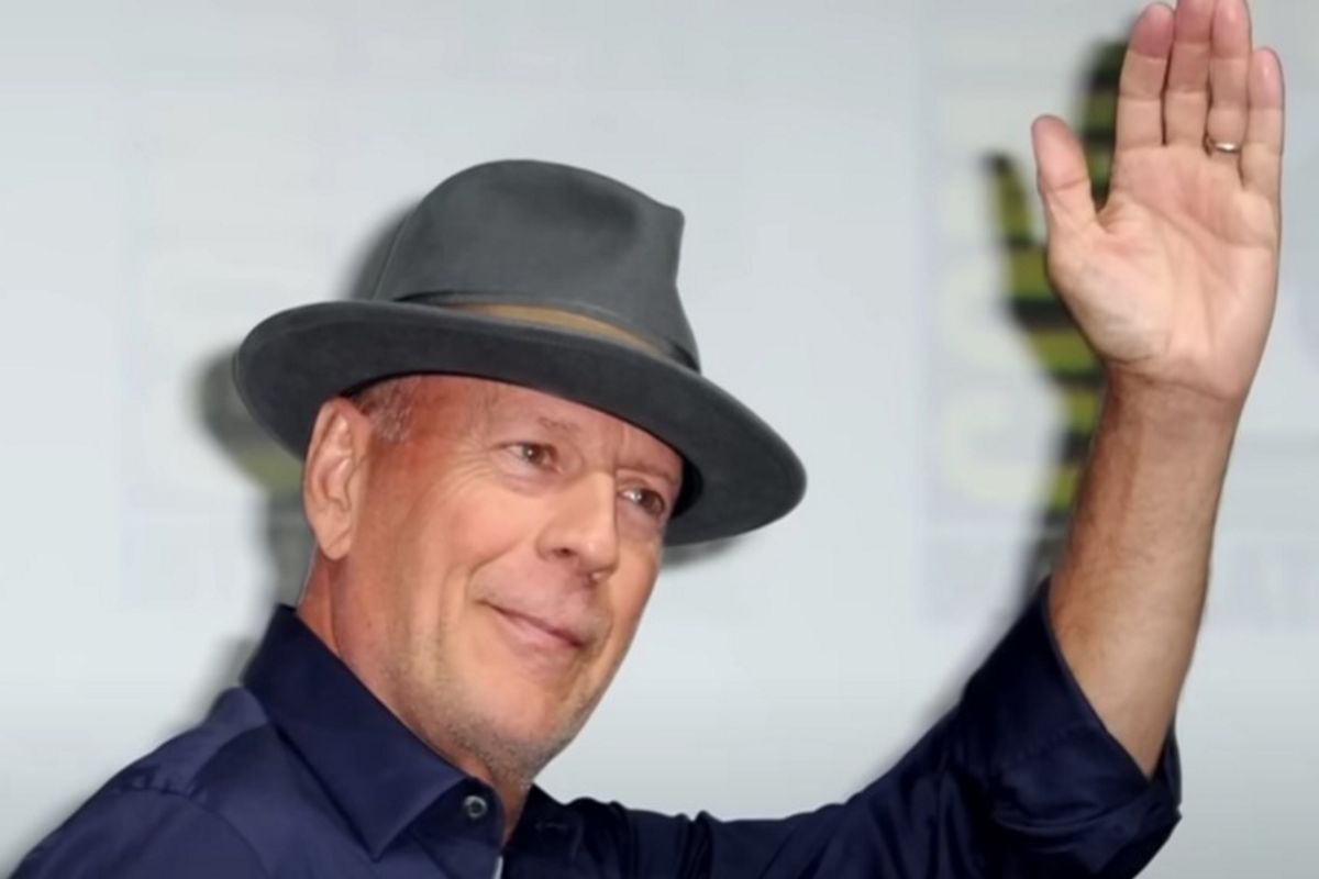 Nemocný Bruce Willis byl při procházce zachycen objektivy paparazzi: Jak se změnil slavný herec
