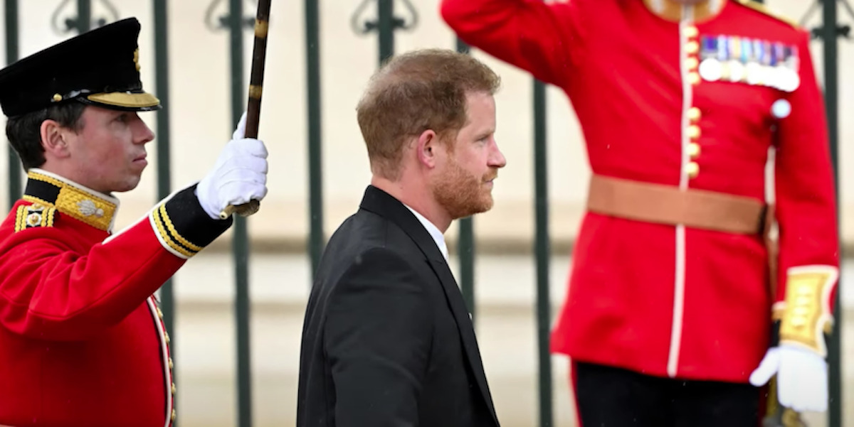 Princ Harry na korunovaci Karla III.: Proč dorazil bez manželky Meghan