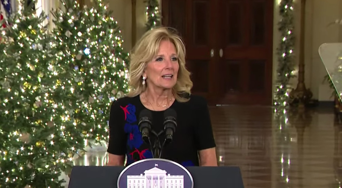 V perleťových šatech a v doprovodu dcery: Jill Biden navštívila svatbu Jordánského Prince