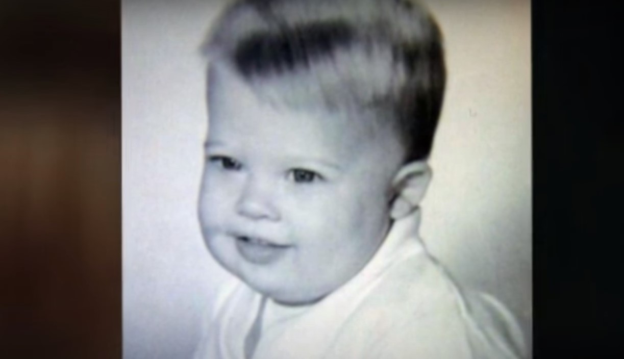 Jeden z nejkrásnějších lidí světa dnes slaví 60 let: z malého kluka na foto vyrostl legendární herec