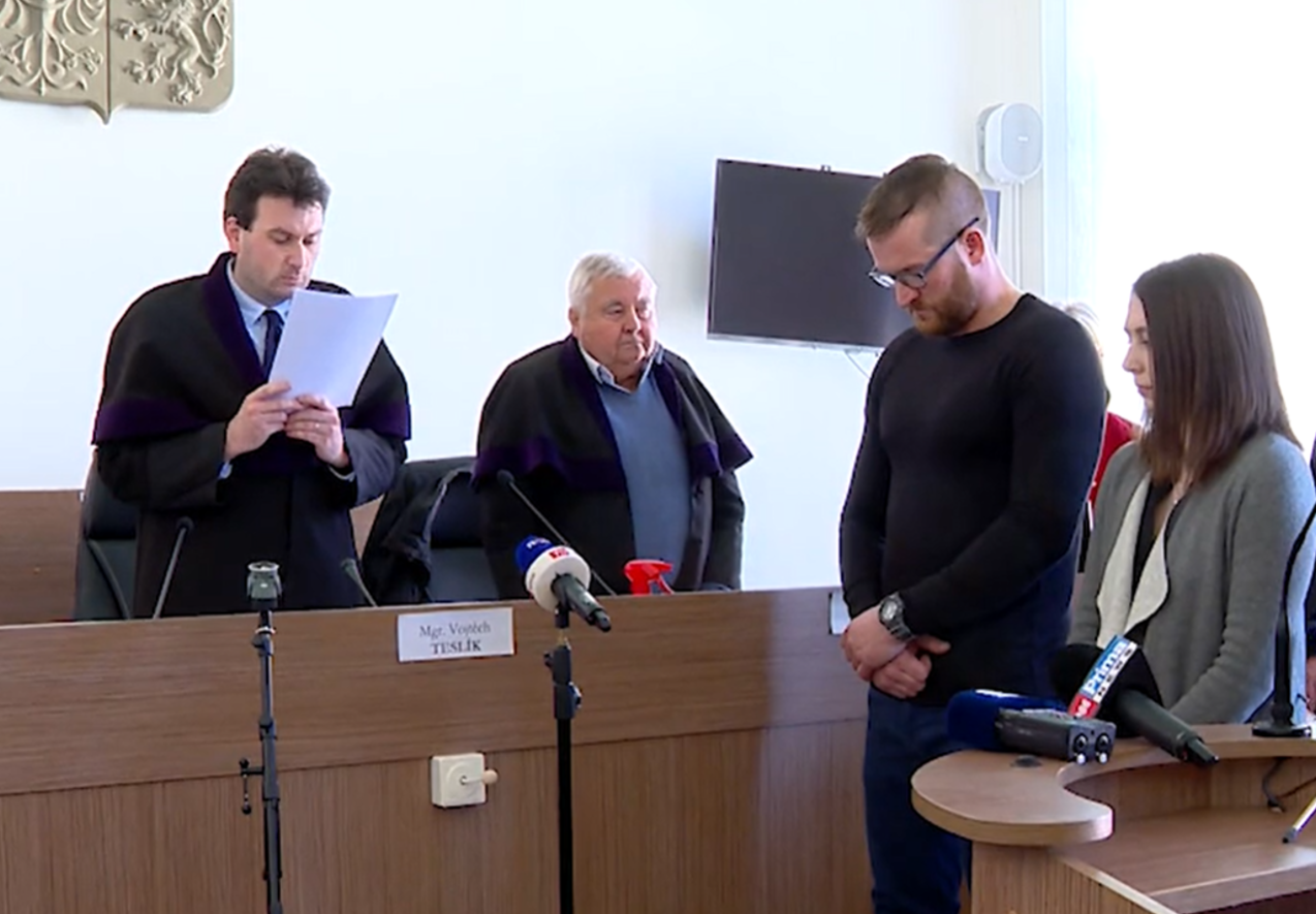Rozsudek za incident s dívkami před barem: Policista a jeho partnerka dostali podmínku