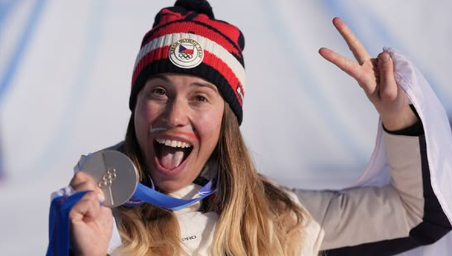 eva-adamczykov-slav-po-sv-m-se-st-brem-na-krku-rozjela-tane-ek